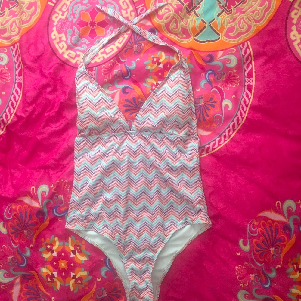 New!! Swim suit.size M.